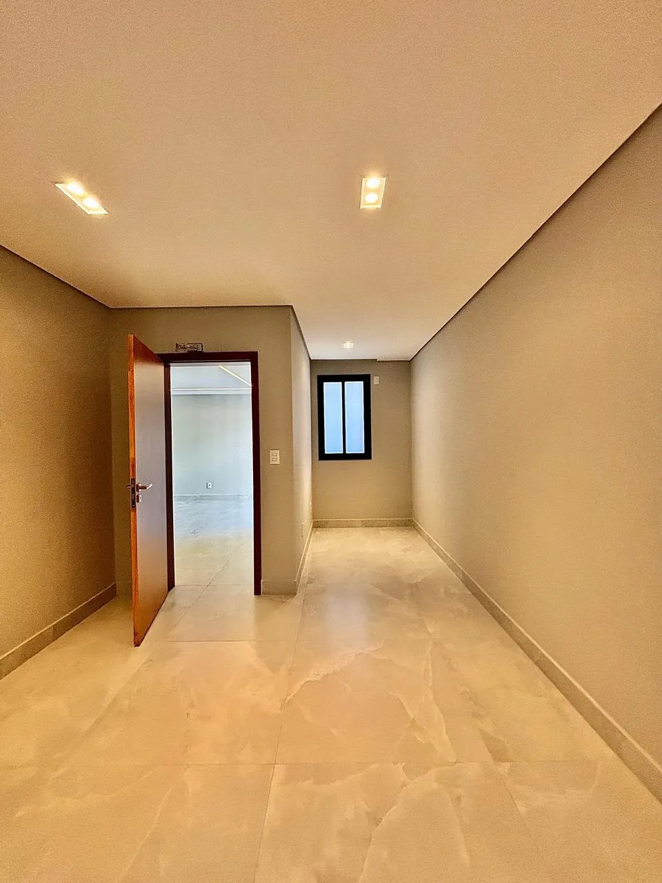 Casa Térrea à Venda com 5 suítes, área gourmet com piscina e amplo gramado, 630m² em um terreno de 1.000m² no Condomínio Fazenda Imperial em Sorocaba/SP