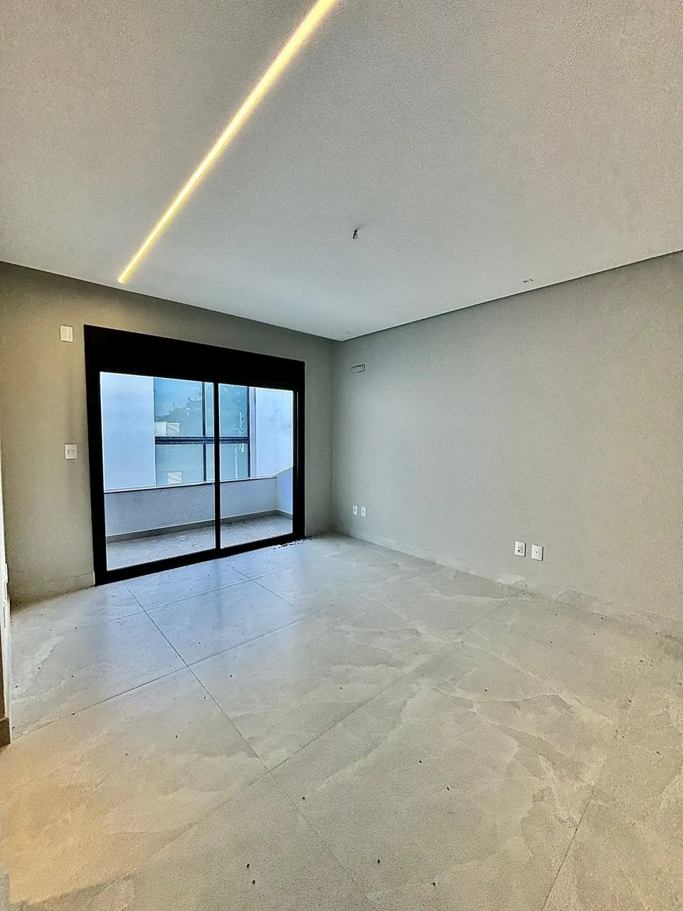 Casa Térrea à Venda com 5 suítes, área gourmet com piscina e amplo gramado, 630m² em um terreno de 1.000m² no Condomínio Fazenda Imperial em Sorocaba/SP