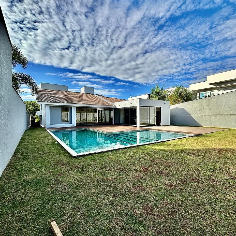 Casa Térrea à Venda com 5 suítes, área gourmet com piscina e amplo gramado, 630m² em um terreno de 1.000m² no Condomínio Fazenda Imperial em Sorocaba/SP