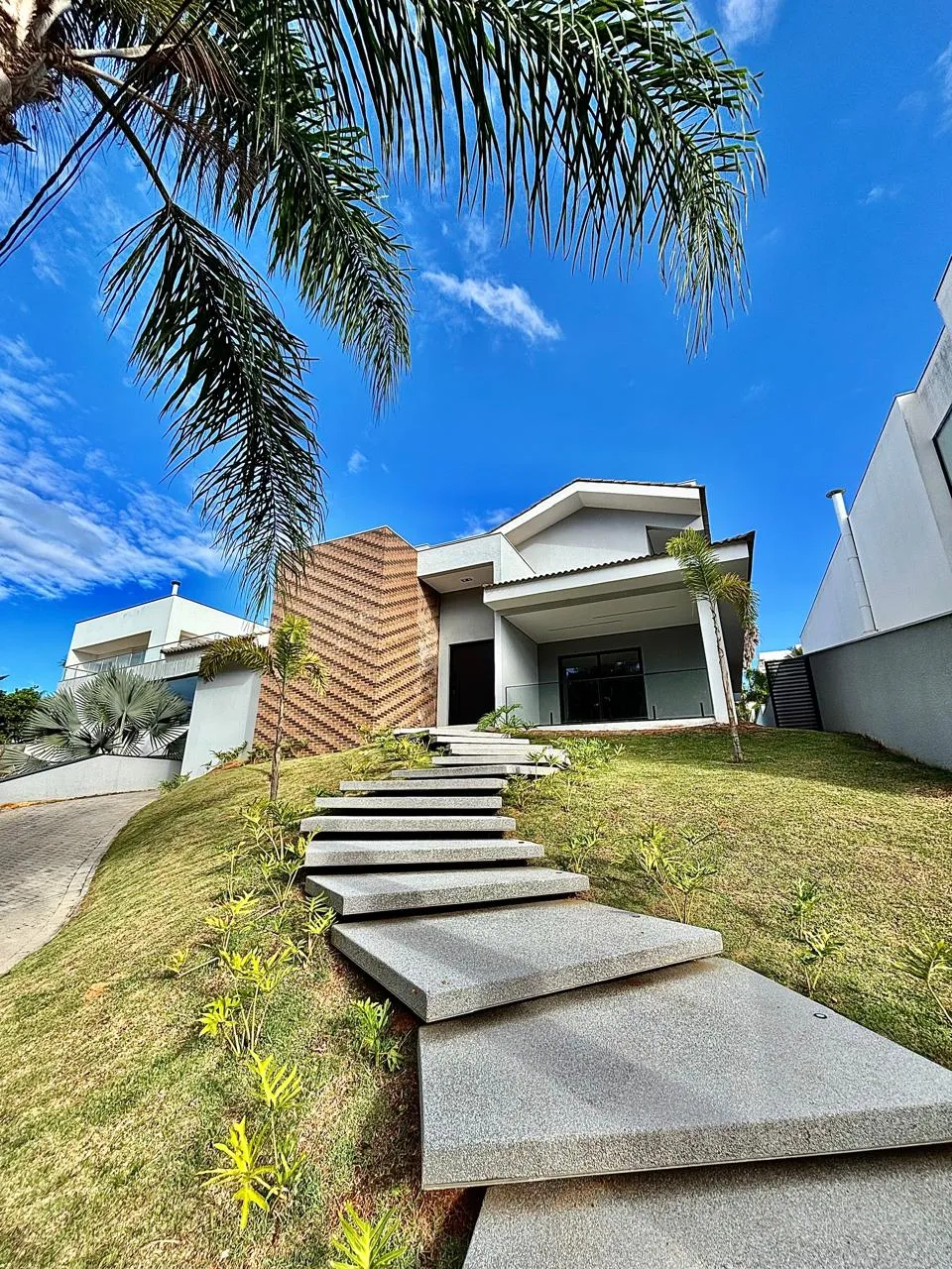 Casa Térrea à Venda com 5 suítes, área gourmet com piscina e amplo gramado, 630m² em um terreno de 1.000m² no Condomínio Fazenda Imperial em Sorocaba/SP