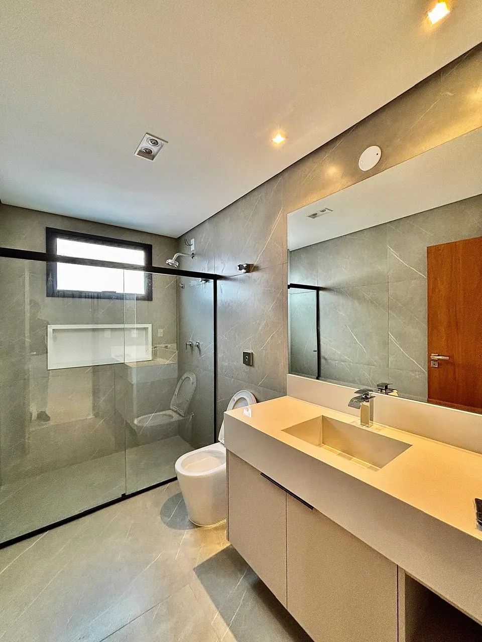Casa Térrea à Venda com 5 suítes, área gourmet com piscina e amplo gramado, 630m² em um terreno de 1.000m² no Condomínio Fazenda Imperial em Sorocaba/SP