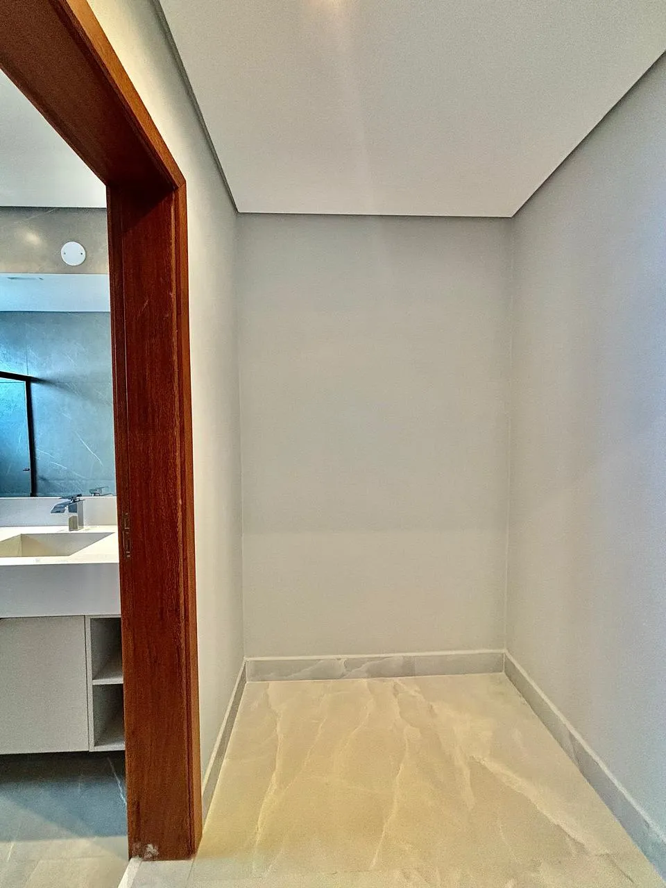 Casa Térrea à Venda com 5 suítes, área gourmet com piscina e amplo gramado, 630m² em um terreno de 1.000m² no Condomínio Fazenda Imperial em Sorocaba/SP