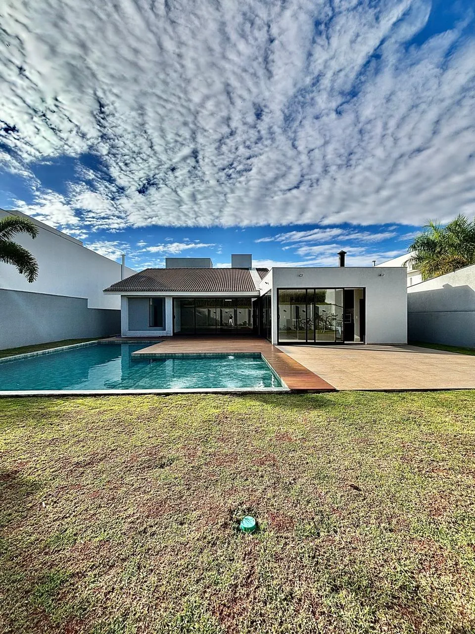 Casa Térrea à Venda com 5 suítes, área gourmet com piscina e amplo gramado, 630m² em um terreno de 1.000m² no Condomínio Fazenda Imperial em Sorocaba/SP
