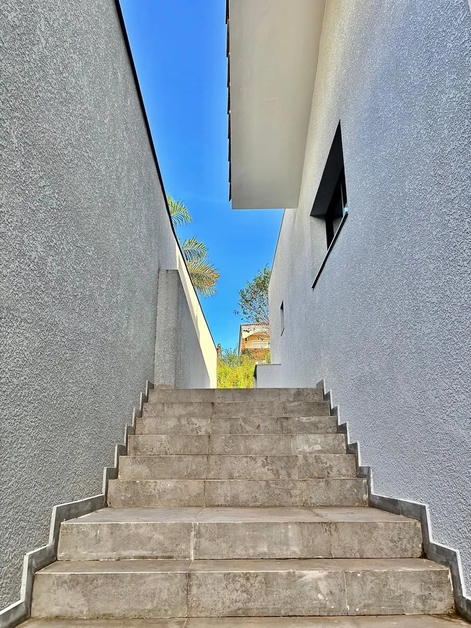 Casa Térrea à Venda com 5 suítes, área gourmet com piscina e amplo gramado, 630m² em um terreno de 1.000m² no Condomínio Fazenda Imperial em Sorocaba/SP