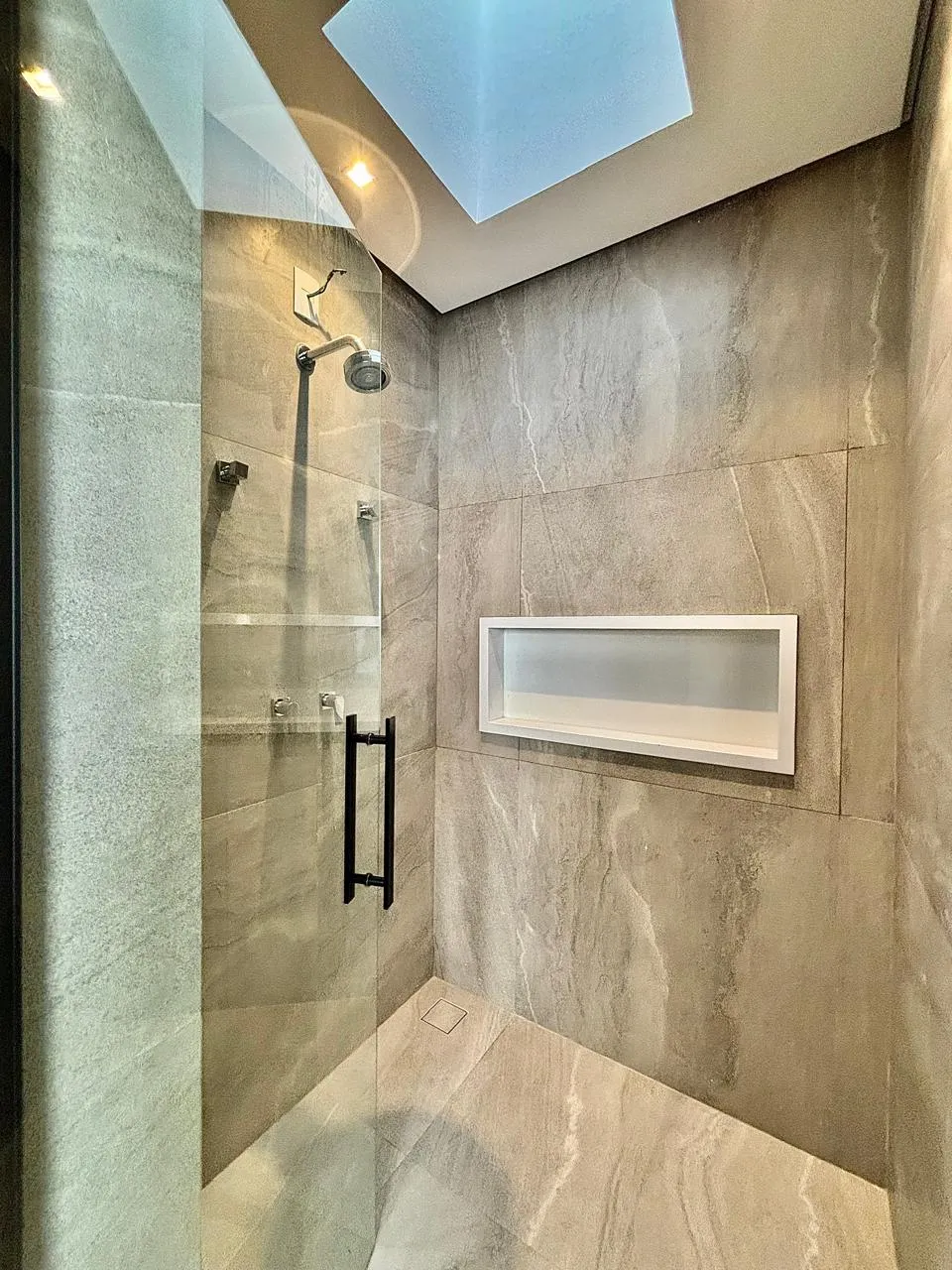 Casa Térrea à Venda com 5 suítes, área gourmet com piscina e amplo gramado, 630m² em um terreno de 1.000m² no Condomínio Fazenda Imperial em Sorocaba/SP