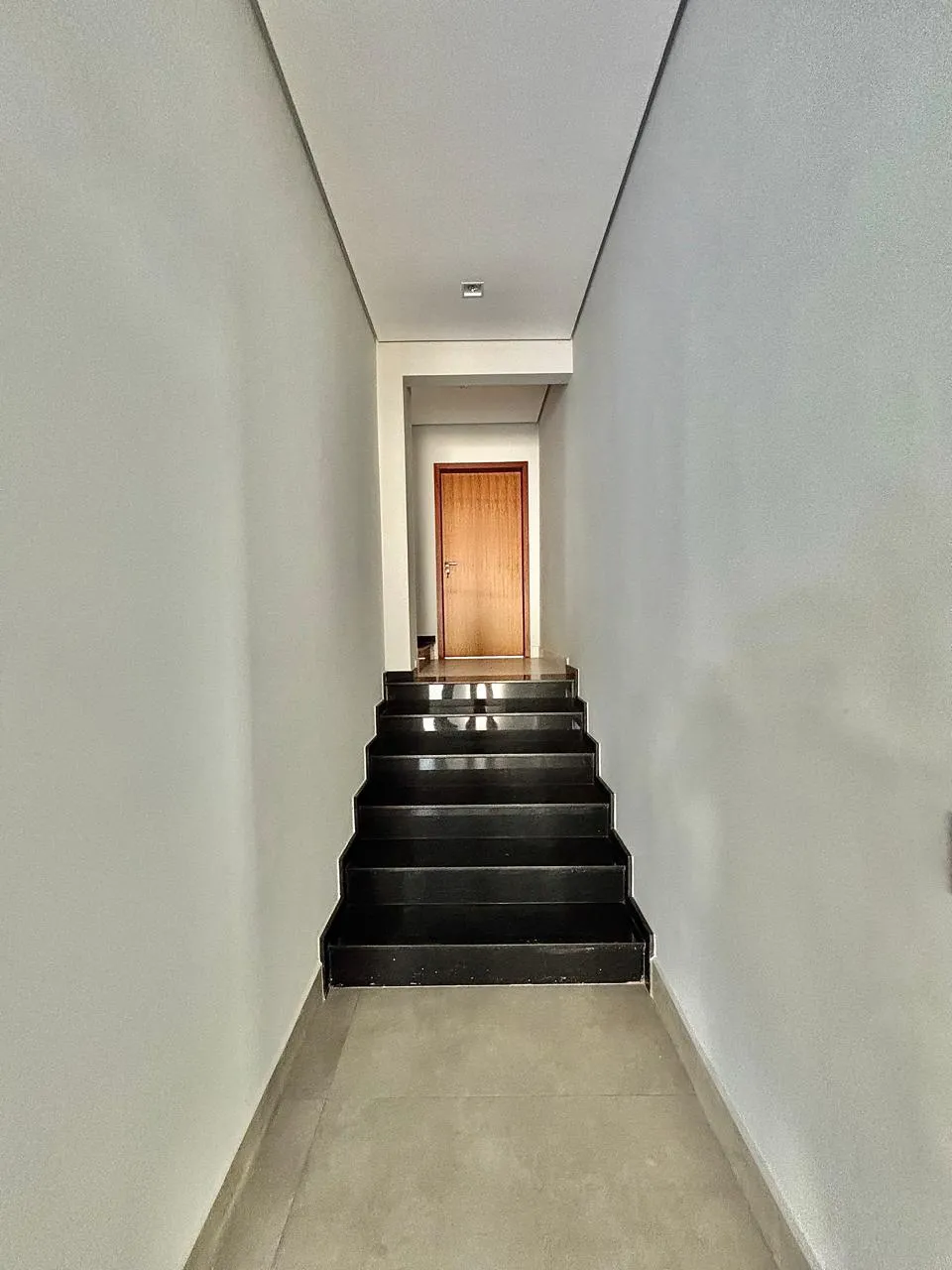 Casa Térrea à Venda com 5 suítes, área gourmet com piscina e amplo gramado, 630m² em um terreno de 1.000m² no Condomínio Fazenda Imperial em Sorocaba/SP