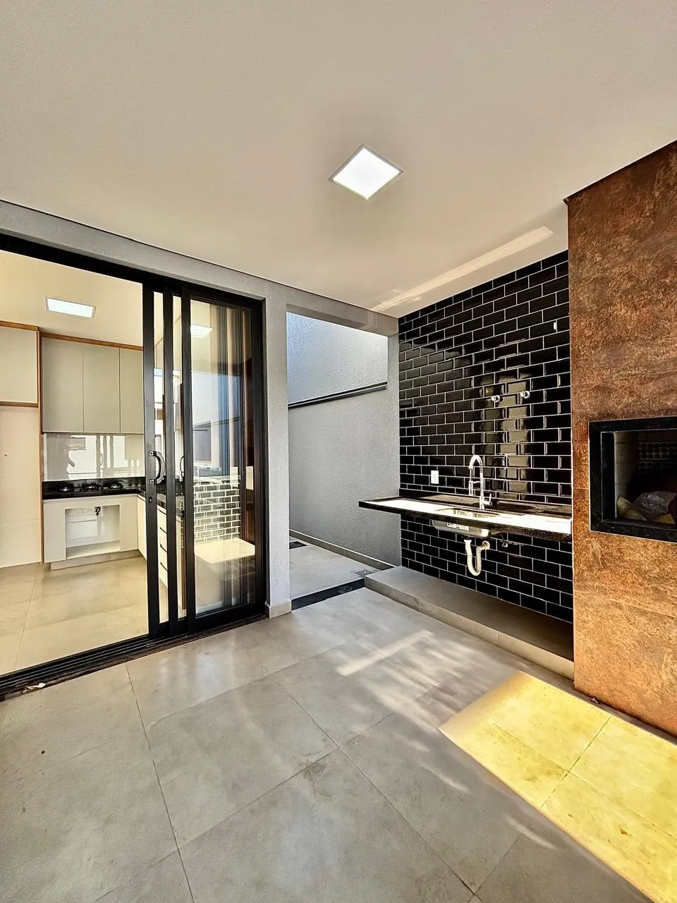 Casa Térrea à Venda com 3 dormitórios sendo 1 suíte e área gourmet com churrasqueira, 132m² em um terreno de 200m² no Condomínio Villagio Wanel em Sorocaba/SP