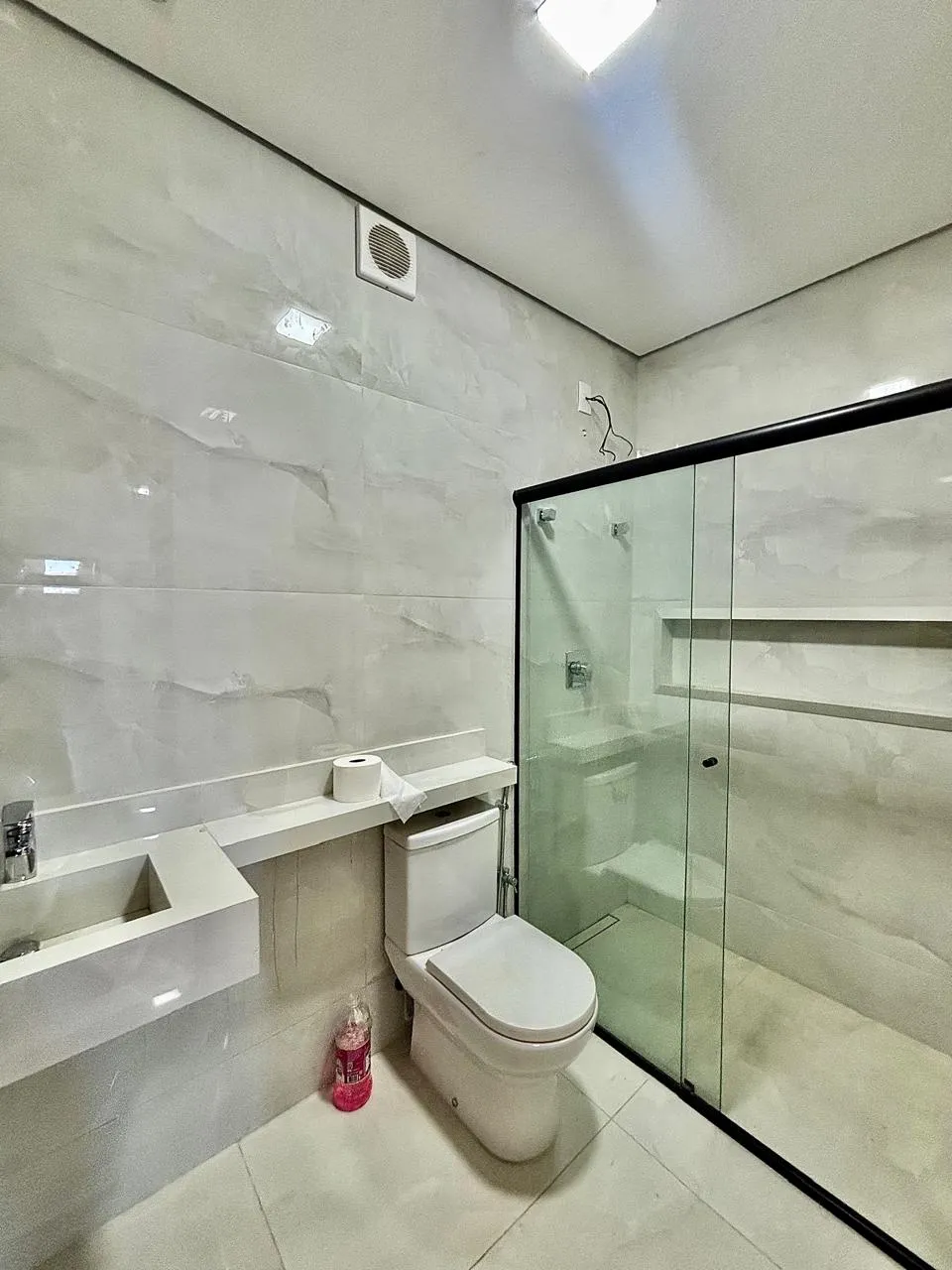 Casa Assobradada à Venda com 3 suítes, escritório, sala de tv e área gourmet com piscina, 219m² em um terreno de 200m² no Condomínio Villagio Wanel em Sorocaba/SP