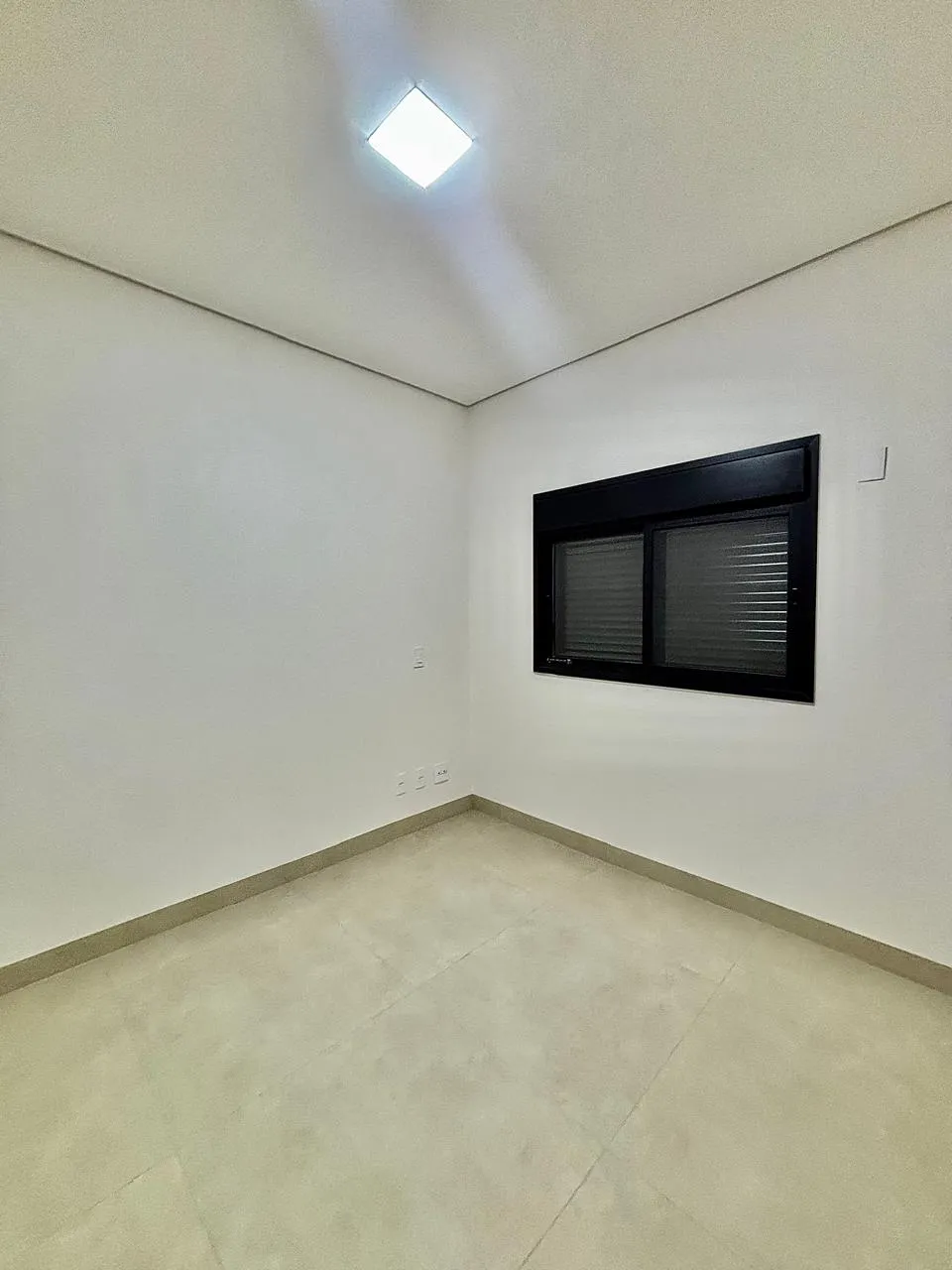 Casa Assobradada à Venda com 3 suítes, escritório, sala de tv e área gourmet com piscina, 219m² em um terreno de 200m² no Condomínio Villagio Wanel em Sorocaba/SP