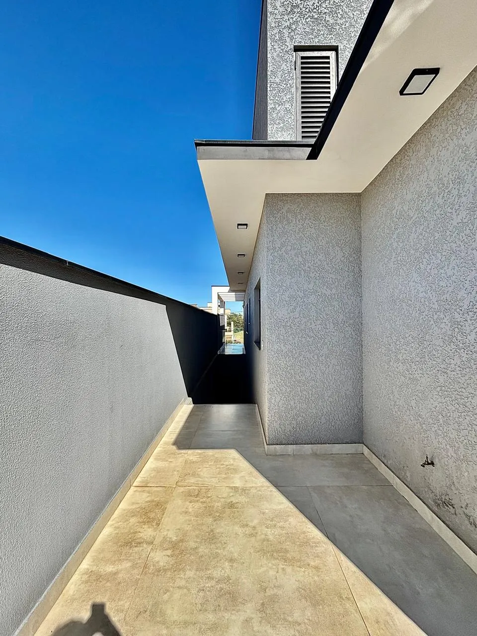 Casa Assobradada à Venda com 3 suítes, escritório, sala de tv e área gourmet com piscina, 219m² em um terreno de 200m² no Condomínio Villagio Wanel em Sorocaba/SP