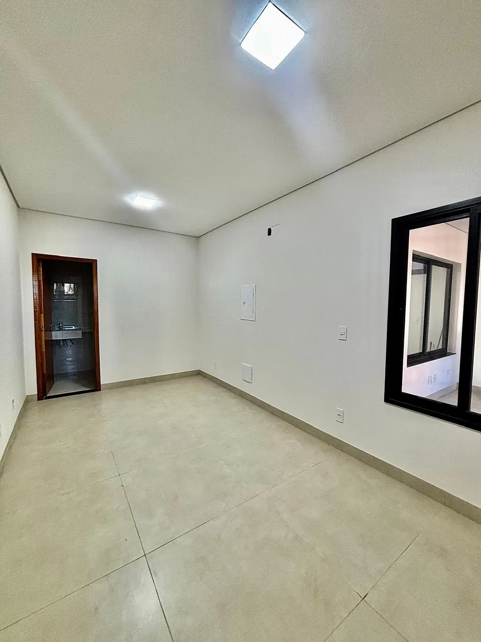 Casa Assobradada à Venda com 3 suítes, escritório, sala de tv e área gourmet com piscina, 219m² em um terreno de 200m² no Condomínio Villagio Wanel em Sorocaba/SP
