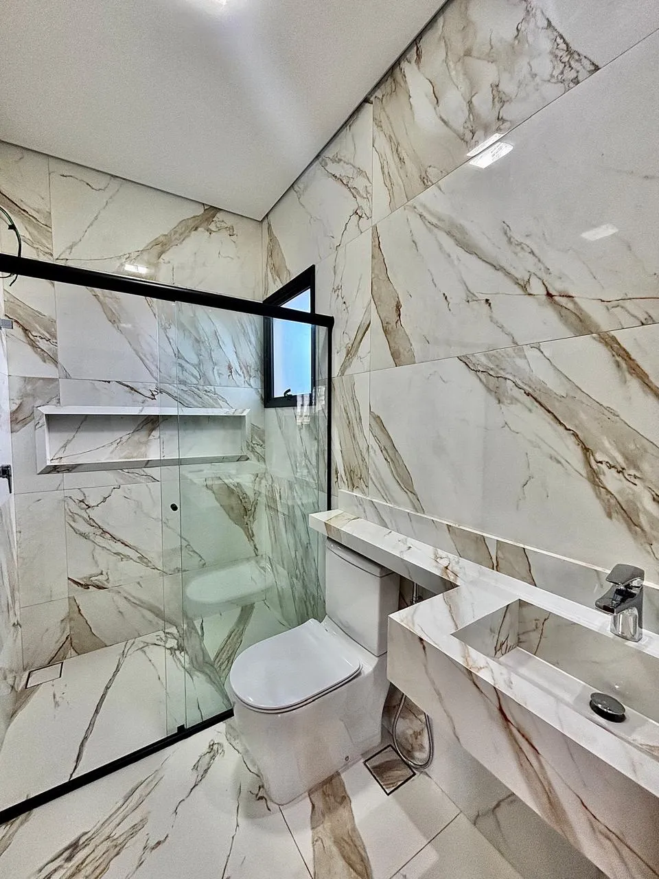 Casa Assobradada à Venda com 3 suítes, escritório, sala de tv e área gourmet com piscina, 219m² em um terreno de 200m² no Condomínio Villagio Wanel em Sorocaba/SP