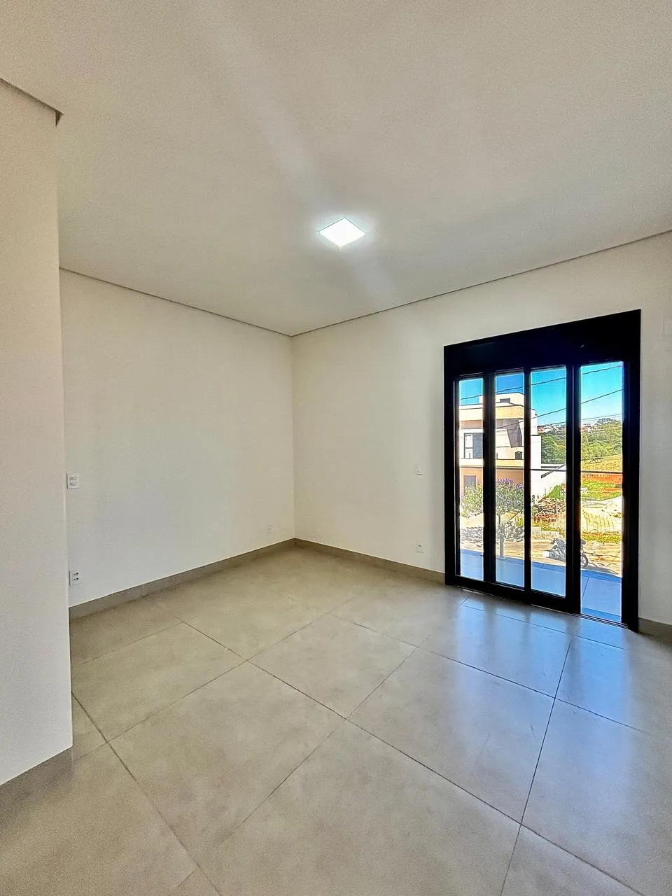 Casa Assobradada à Venda com 3 suítes, escritório, sala de tv e área gourmet com piscina, 219m² em um terreno de 200m² no Condomínio Villagio Wanel em Sorocaba/SP