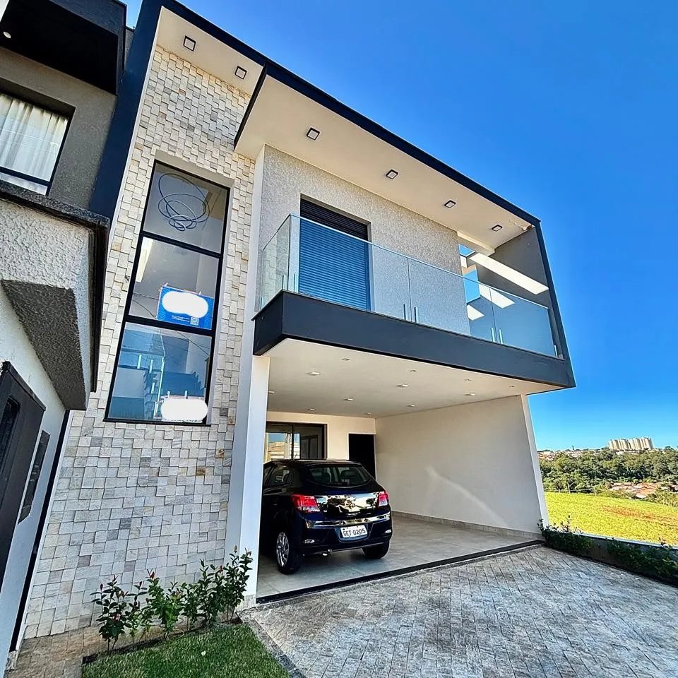 Casa Assobradada à Venda com 3 suítes, escritório, sala de tv e área gourmet com piscina, 219m² em um terreno de 200m² no Condomínio Villagio Wanel em Sorocaba/SP