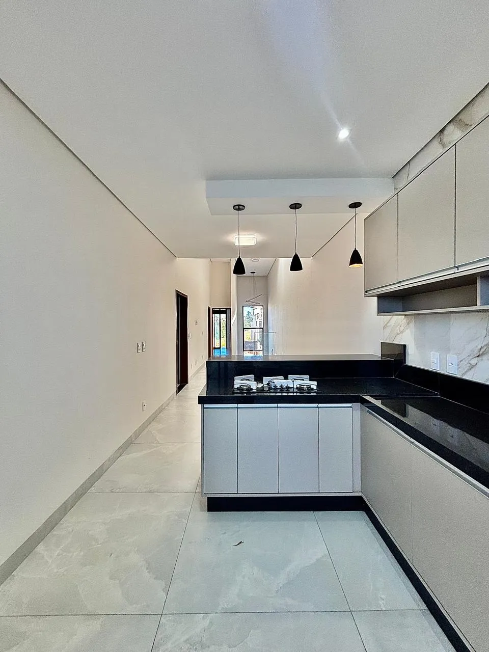 Casa Assobradada à Venda com 3 suítes, escritório, sala de tv e área gourmet com piscina, 219m² em um terreno de 200m² no Condomínio Villagio Wanel em Sorocaba/SP