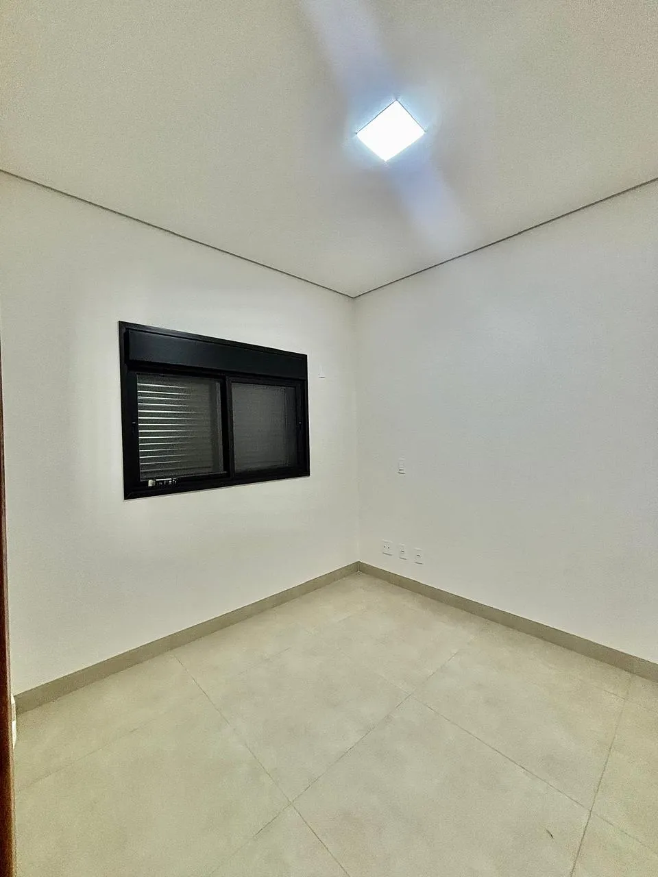 Casa Assobradada à Venda com 3 suítes, escritório, sala de tv e área gourmet com piscina, 219m² em um terreno de 200m² no Condomínio Villagio Wanel em Sorocaba/SP