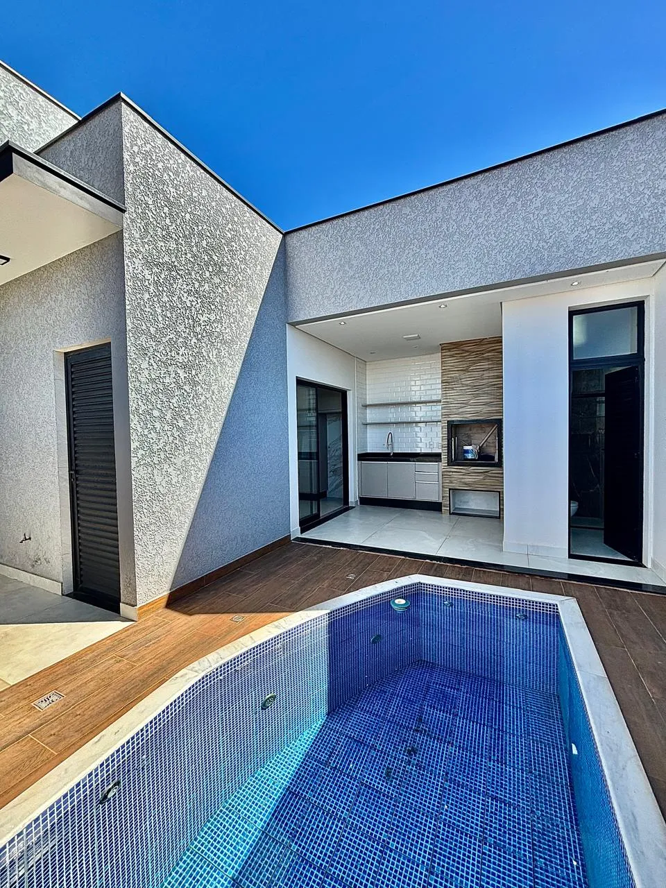 Casa Assobradada à Venda com 3 suítes, escritório, sala de tv e área gourmet com piscina, 219m² em um terreno de 200m² no Condomínio Villagio Wanel em Sorocaba/SP