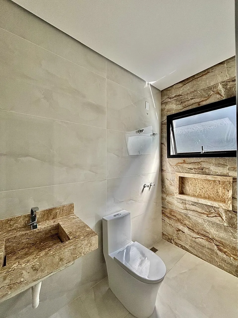 Casa Térrea à Venda com 3 dormitórios sendo 1 suíte e ampla área gourmet com churrasqueira, 135m² em um terreno de 200m² no Condomínio Villagio Wanel em Sorocaba/SP