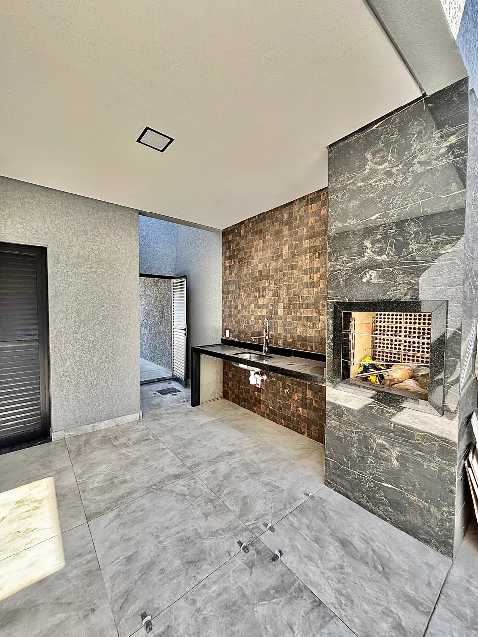 Casa Térrea à Venda com 3 dormitórios sendo 1 suíte e ampla área gourmet com churrasqueira, 135m² em um terreno de 200m² no Condomínio Villagio Wanel em Sorocaba/SP