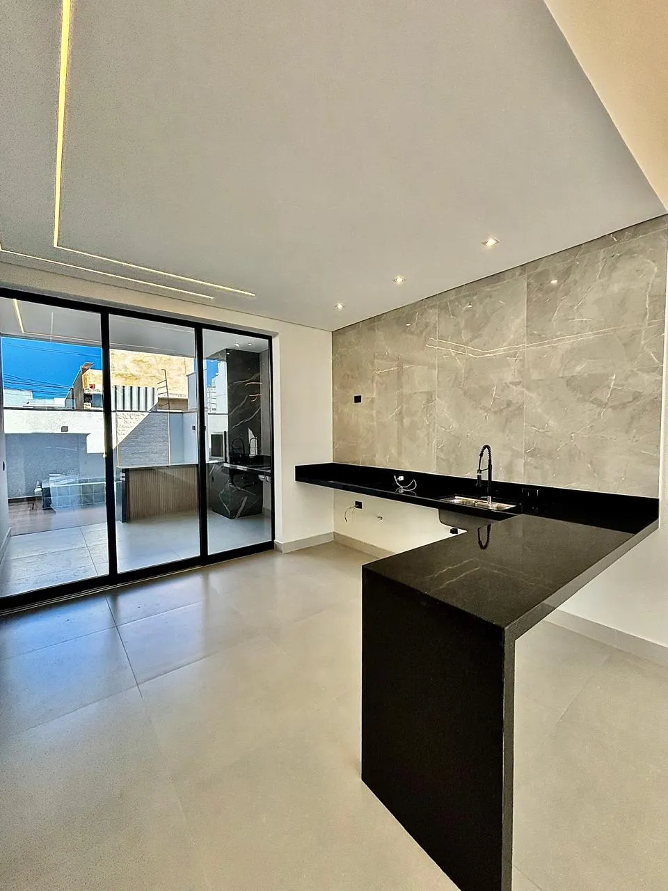 Casa Térrea à Venda com 3 dormitórios sendo 1 suíte e ampla área gourmet com piscina, 125m² em um terreno de 154m² no Condomínio Horto Florestal Villagio em Sorocaba/SP
