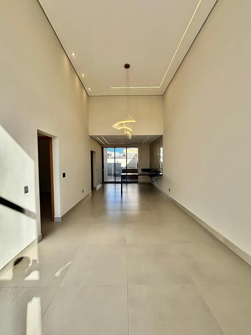 Casa Térrea à Venda com 3 dormitórios sendo 1 suíte e ampla área gourmet com piscina, 125m² em um terreno de 154m² no Condomínio Horto Florestal Villagio em Sorocaba/SP