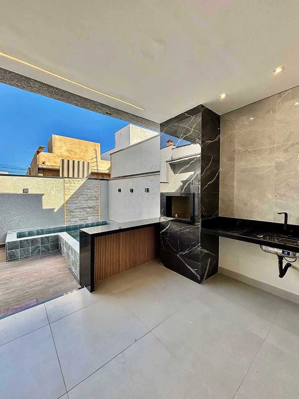 Casa Térrea à Venda com 3 dormitórios sendo 1 suíte e ampla área gourmet com piscina, 125m² em um terreno de 154m² no Condomínio Horto Florestal Villagio em Sorocaba/SP