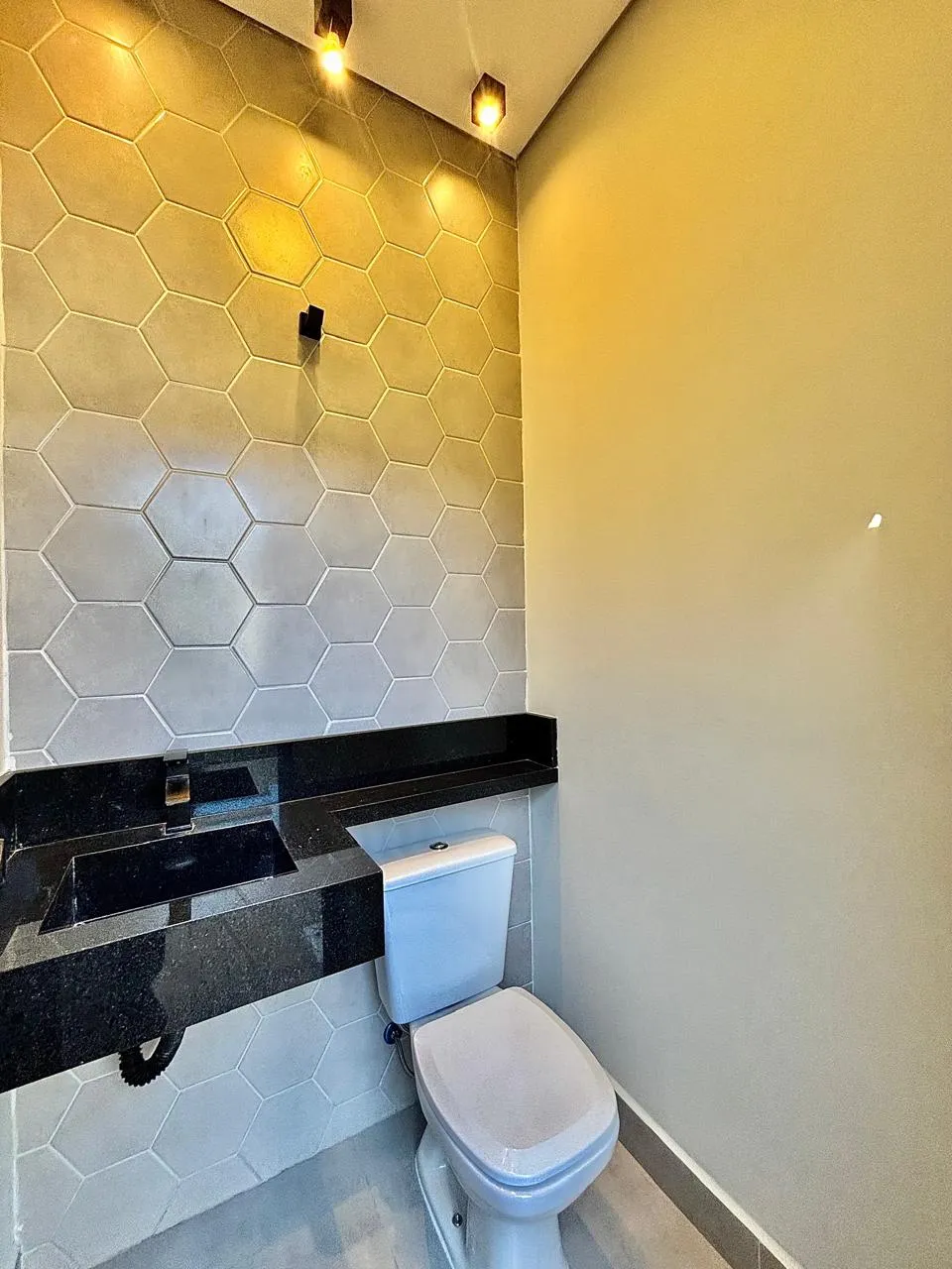 Casa Térrea à Venda com 3 dormitórios sendo 1 suíte e ampla área gourmet com piscina, 125m² em um terreno de 154m² no Condomínio Horto Florestal Villagio em Sorocaba/SP
