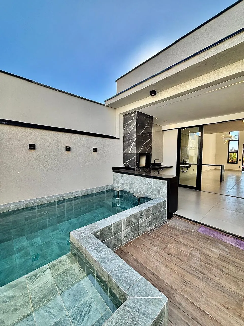 Casa Térrea à Venda com 3 dormitórios sendo 1 suíte e ampla área gourmet com piscina, 125m² em um terreno de 154m² no Condomínio Horto Florestal Villagio em Sorocaba/SP