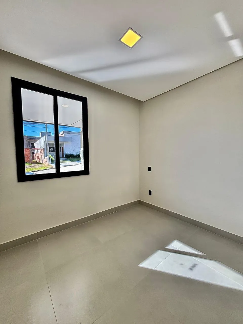 Casa Térrea à Venda com 3 dormitórios sendo 1 suíte e ampla área gourmet com piscina, 125m² em um terreno de 154m² no Condomínio Horto Florestal Villagio em Sorocaba/SP