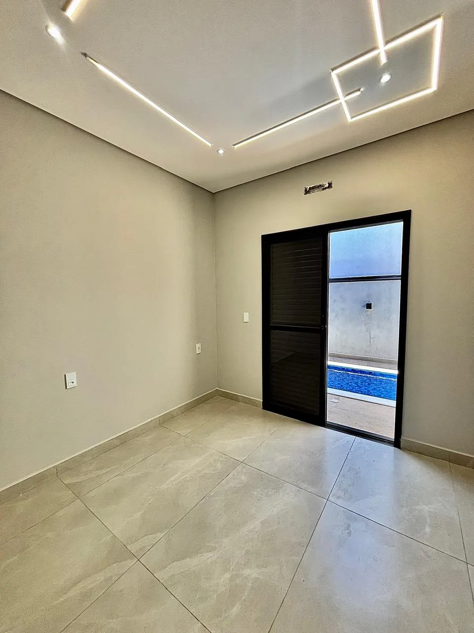Casa Térrea à Venda com 3 dormitórios sendo 1 suíte e ampla área gourmet com piscina, 133m² em um terreno de 200m² no Condomínio Villagio Milano em Sorocaba/SP