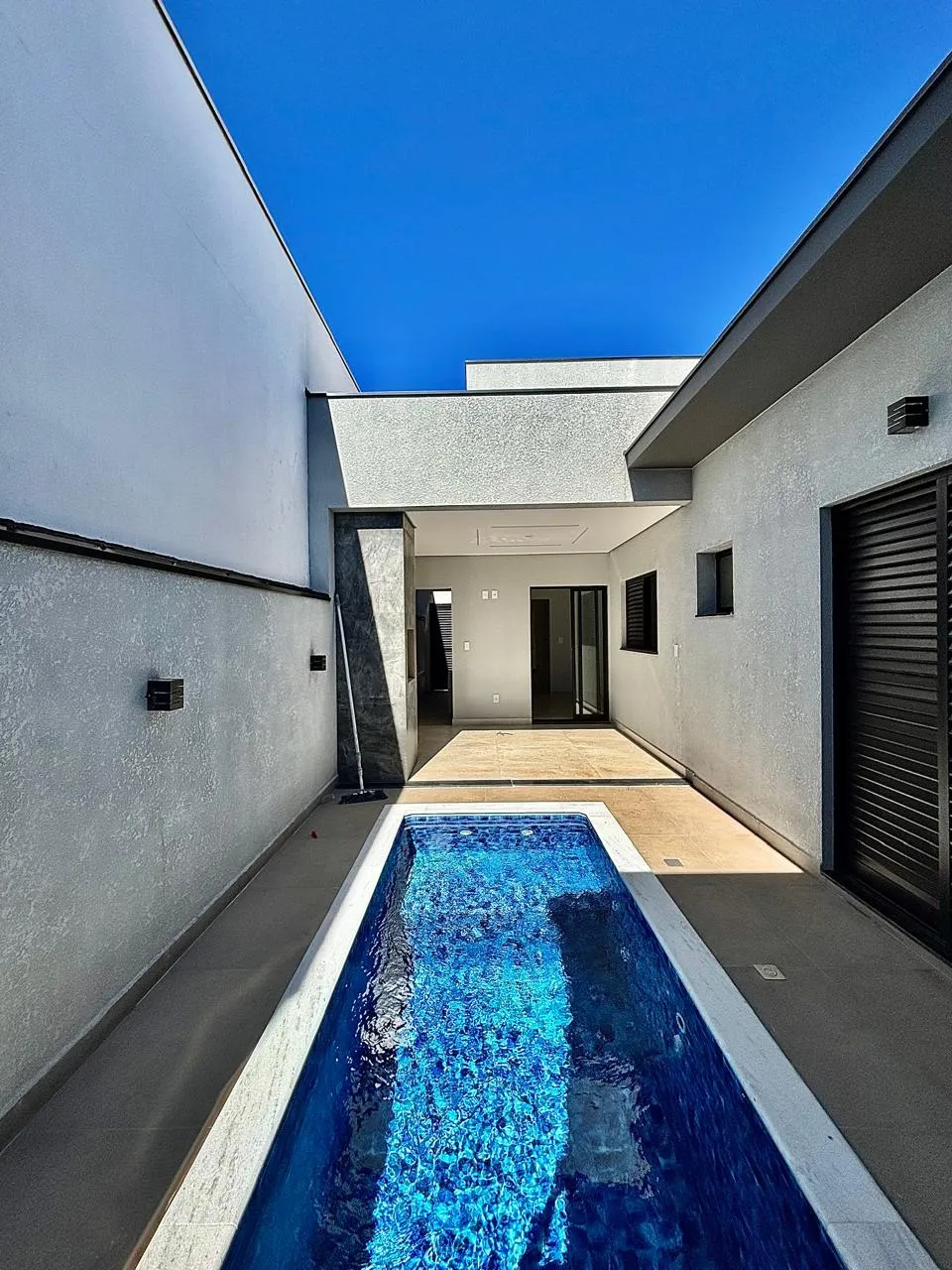 Casa Térrea à Venda com 3 dormitórios sendo 1 suíte e ampla área gourmet com piscina, 133m² em um terreno de 200m² no Condomínio Villagio Milano em Sorocaba/SP