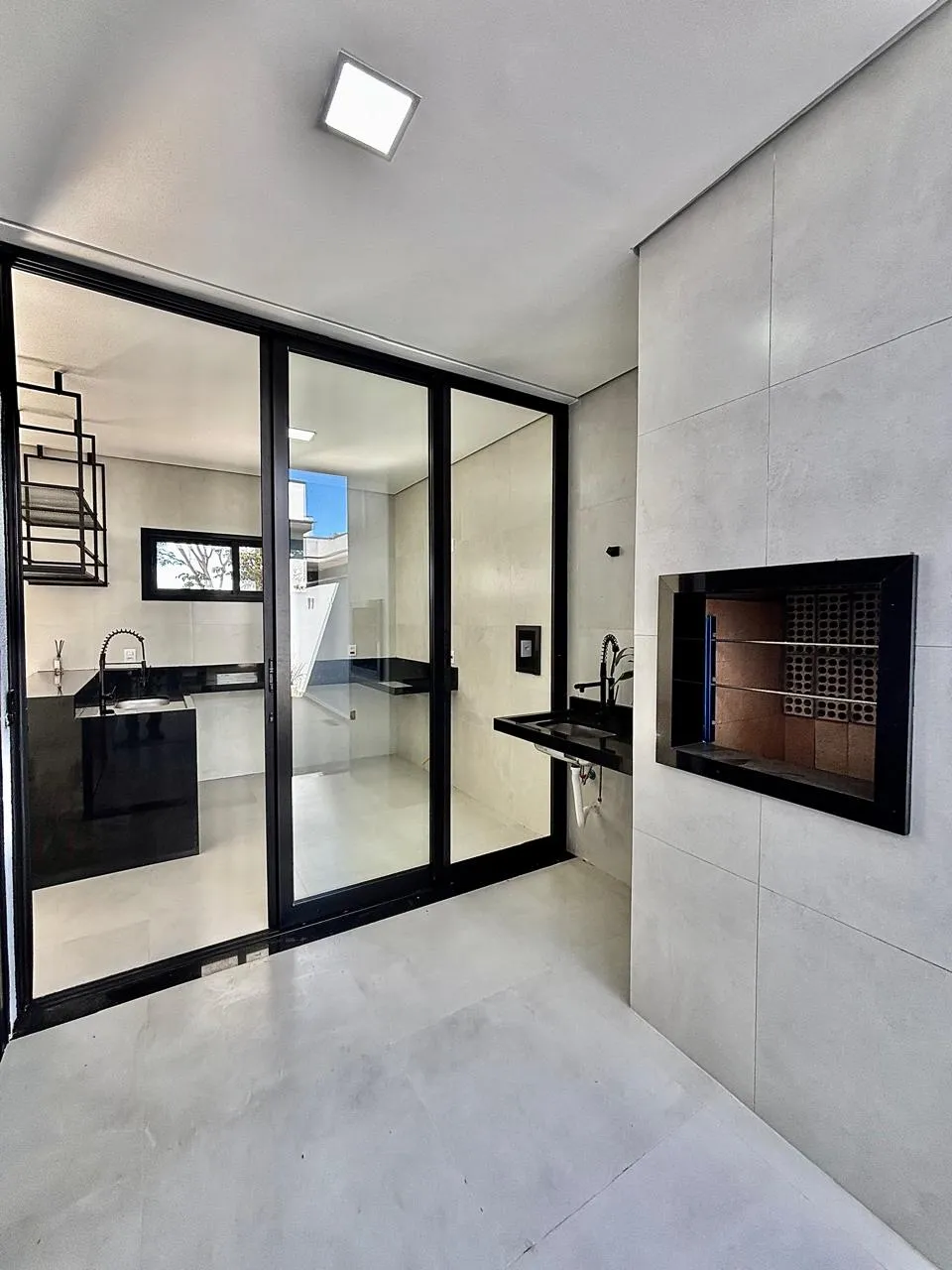 Casa Térrea à Venda com 3 dormitórios sendo 1 suíte e ampla área gourmet com churrasqueira, 105m² em um terreno de 154m² no Condomínio Villagio Ipanema 1 em Sorocaba/SP