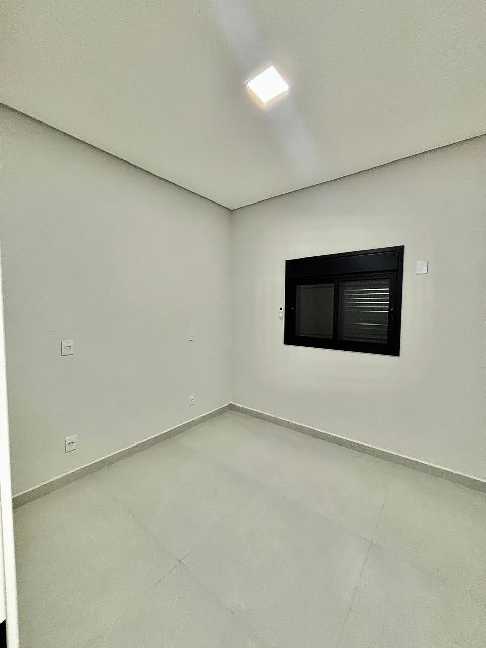 Casa Térrea à Venda com 3 dormitórios sendo 1 suíte e ampla área gourmet com churrasqueira, 105m² em um terreno de 154m² no Condomínio Villagio Ipanema 1 em Sorocaba/SP
