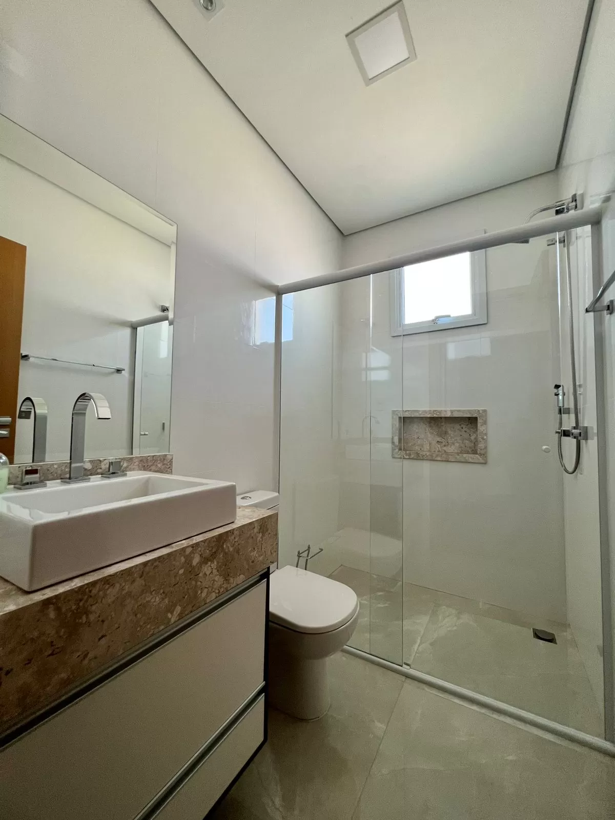 Sobrado à Venda ou Locação com 4 suítes, móveis planejados e piscina, 432m² em Votorantim/SP no Condomínio Alphaville Nova Esplanada