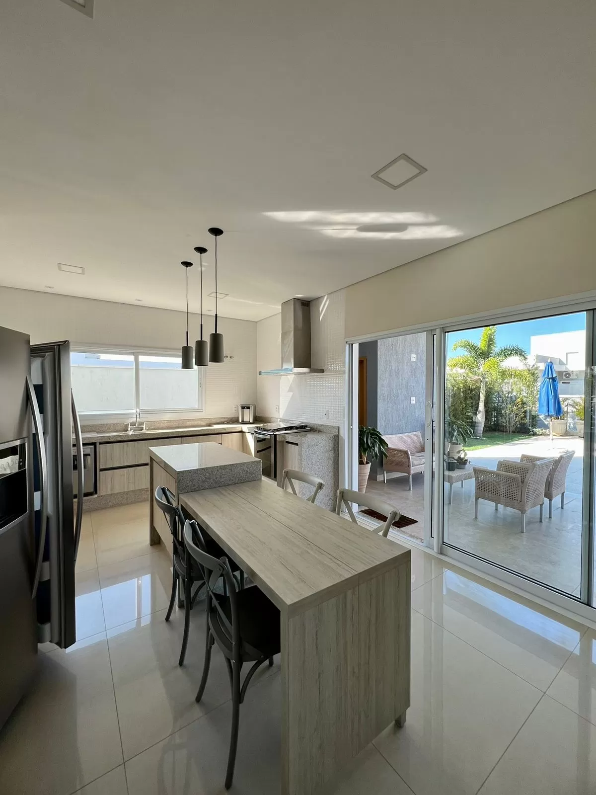 Sobrado à Venda ou Locação com 4 suítes, móveis planejados e piscina, 432m² em Votorantim/SP no Condomínio Alphaville Nova Esplanada