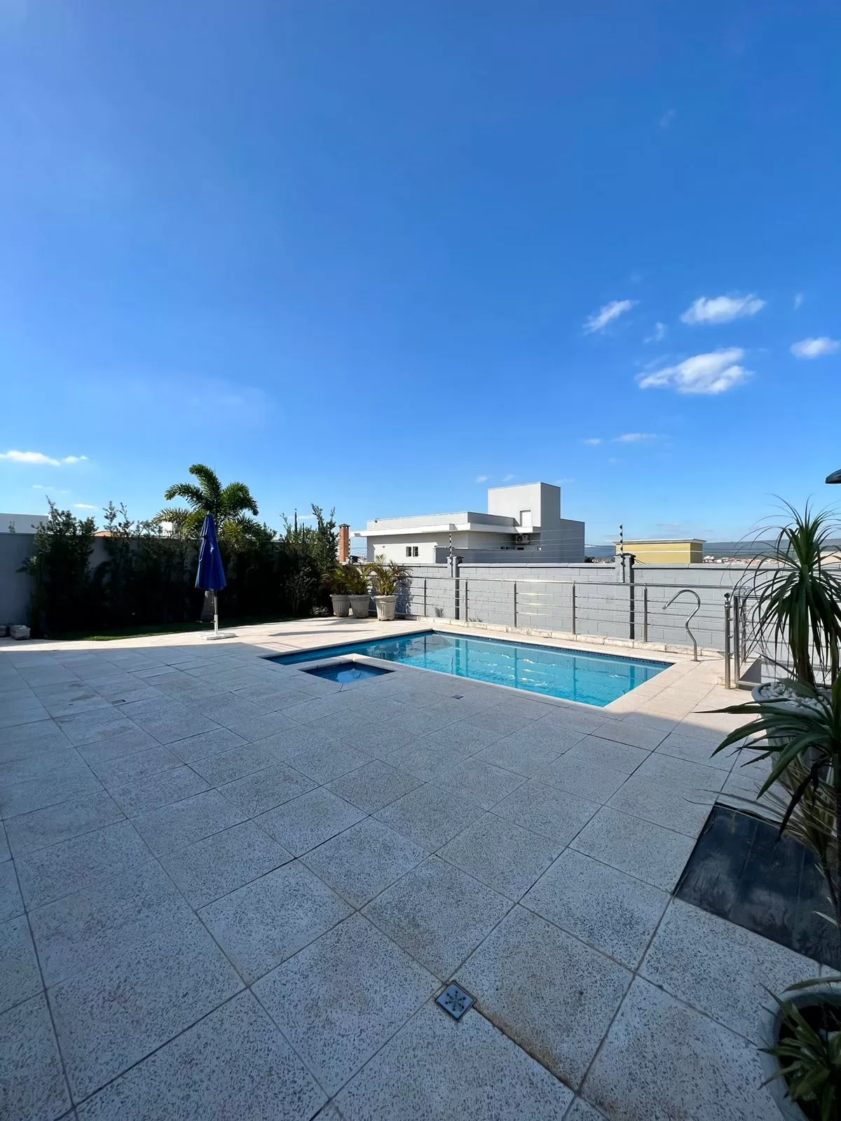 Sobrado à Venda ou Locação com 4 suítes, móveis planejados e piscina, 432m² em Votorantim/SP no Condomínio Alphaville Nova Esplanada