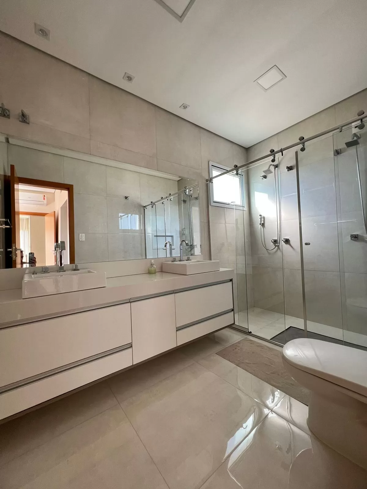 Sobrado à Venda ou Locação com 4 suítes, móveis planejados e piscina, 432m² em Votorantim/SP no Condomínio Alphaville Nova Esplanada