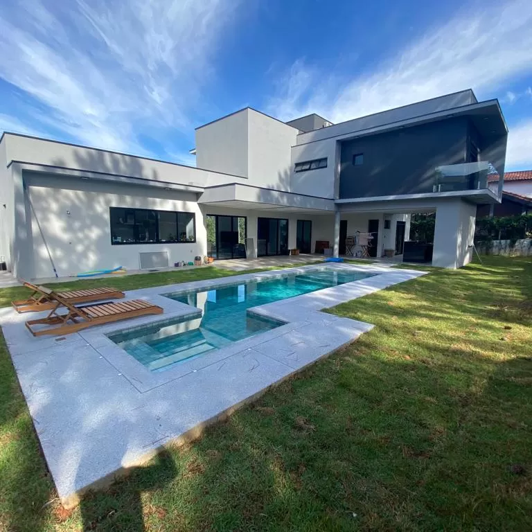 Sobrado à Venda com 4 quartos, 1 suíte e piscina, 304m² em Sorocaba/SP no Condomínio Vale do Lago