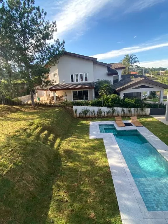 Sobrado à Venda com 4 quartos, 1 suíte e piscina, 304m² em Sorocaba/SP no Condomínio Vale do Lago