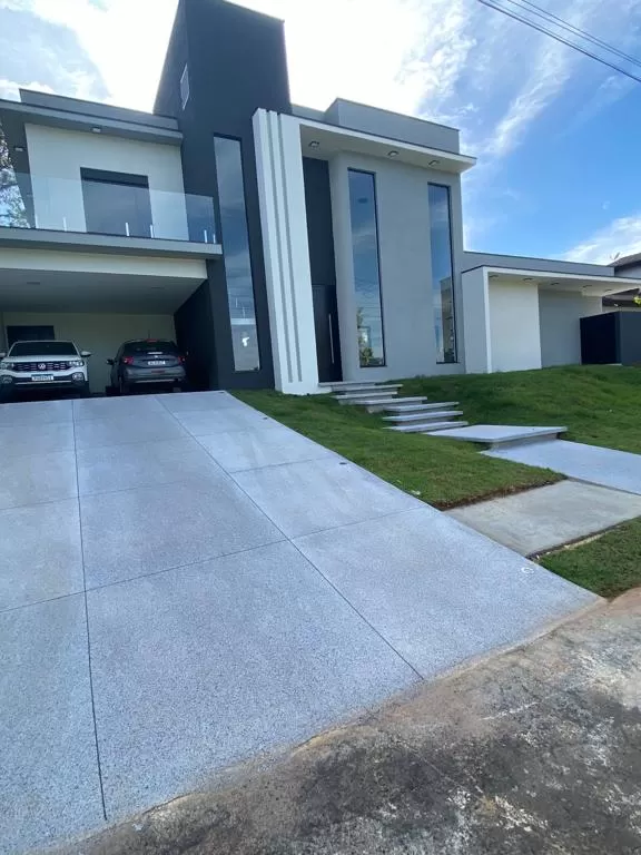 Sobrado à Venda com 4 quartos, 1 suíte e piscina, 304m² em Sorocaba/SP no Condomínio Vale do Lago