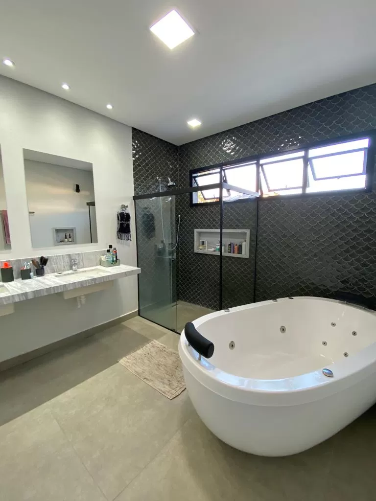 Sobrado à Venda com 4 quartos, 1 suíte e piscina, 304m² em Sorocaba/SP no Condomínio Vale do Lago