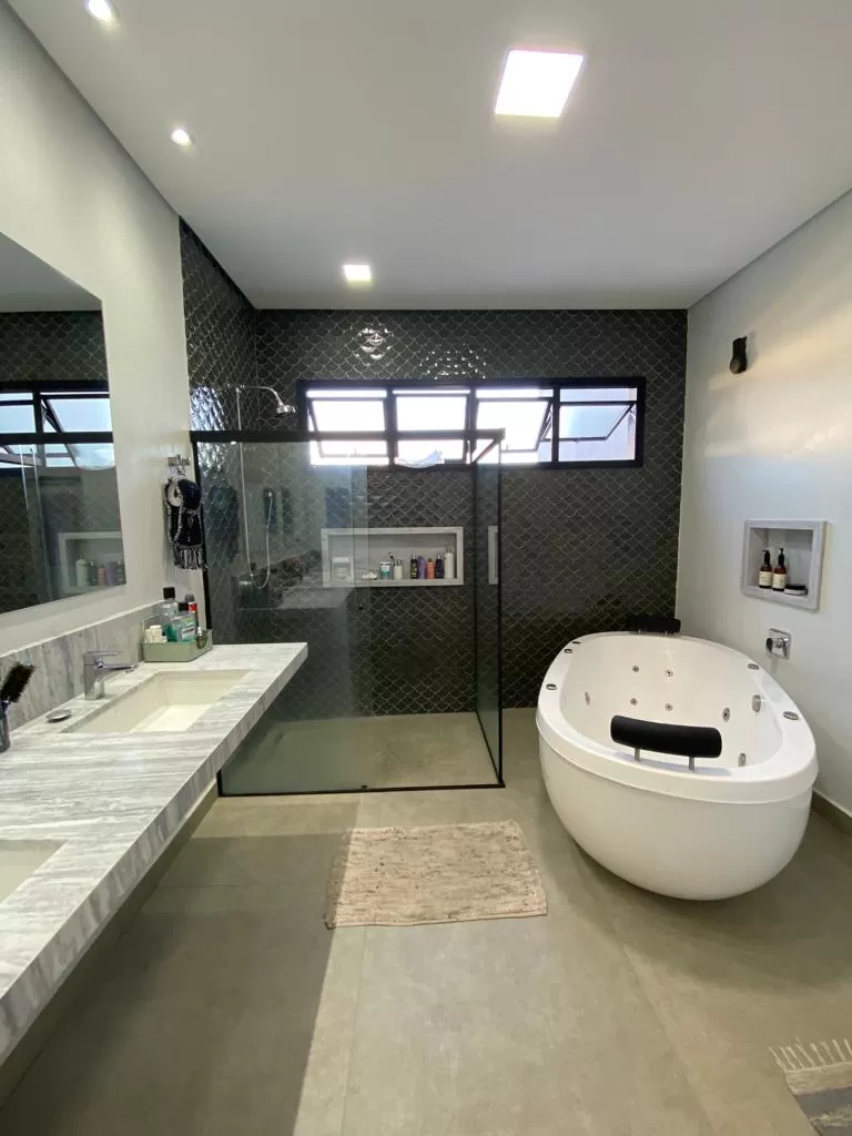 Sobrado à Venda com 4 quartos, 1 suíte e piscina, 304m² em Sorocaba/SP no Condomínio Vale do Lago
