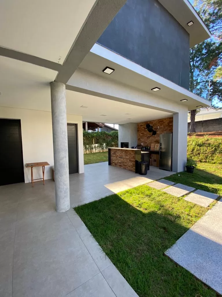 Sobrado à Venda com 4 quartos, 1 suíte e piscina, 304m² em Sorocaba/SP no Condomínio Vale do Lago
