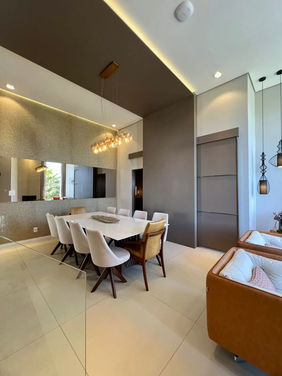 Casa à Venda com 3 suítes, adega, academia e piscina, 320m² em Votorantim/SP no Condomínio Alphaville Nova Esplanada