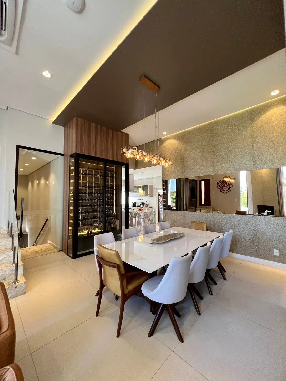 Casa à Venda com 3 suítes, adega, academia e piscina, 320m² em Votorantim/SP no Condomínio Alphaville Nova Esplanada