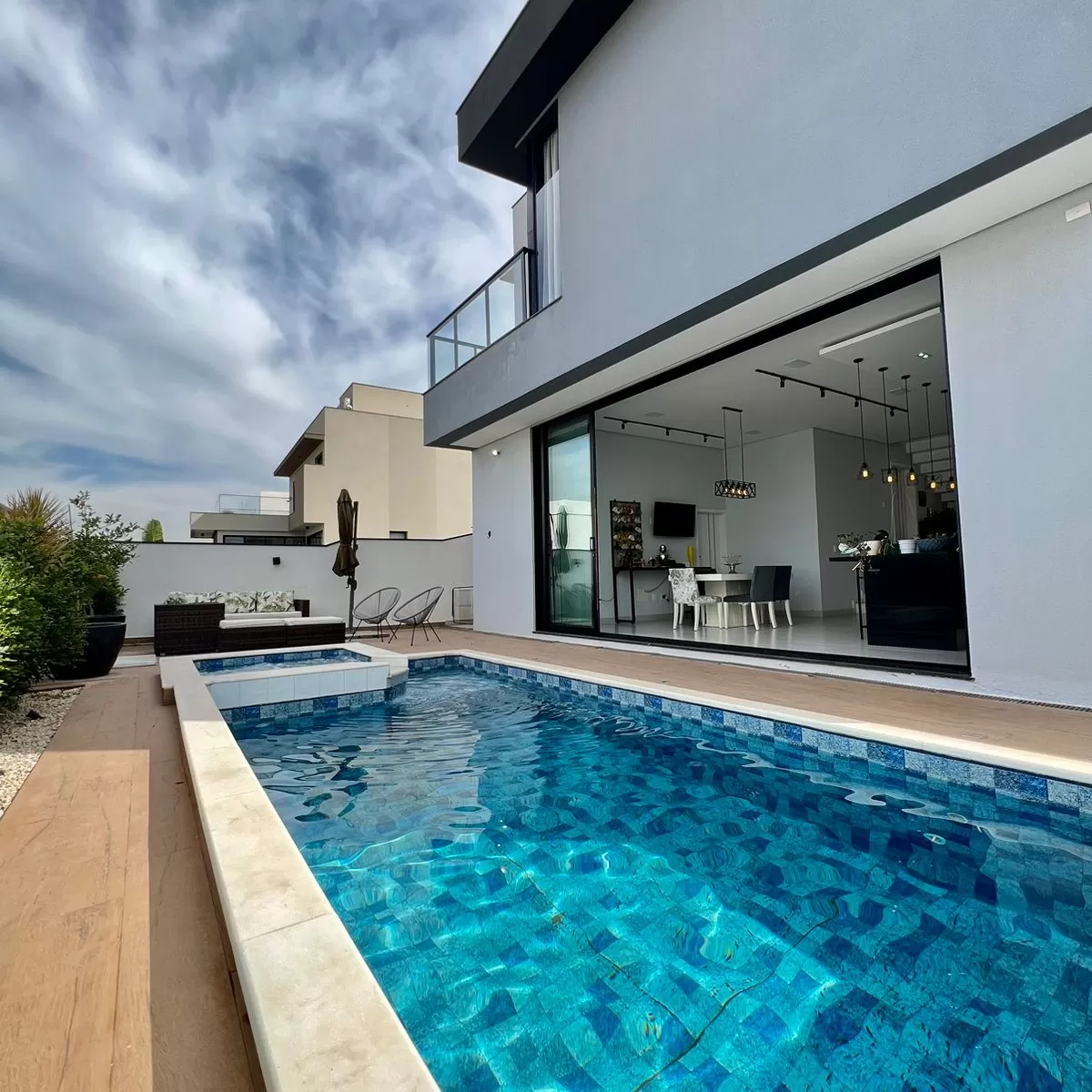 Sobrado à Venda com 3 suítes, sala de cinema e piscina, 225m² em Votorantim/SP no Condomínio Cyrela Landscape