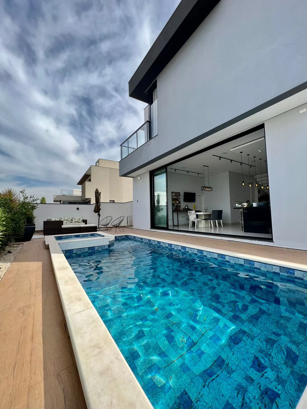 Sobrado à Venda com 3 suítes, sala de cinema e piscina, 225m² em Votorantim/SP no Condomínio Cyrela Landscape