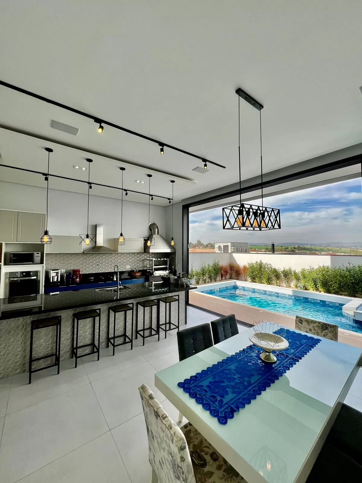Sobrado à Venda com 3 suítes, sala de cinema e piscina, 225m² em Votorantim/SP no Condomínio Cyrela Landscape
