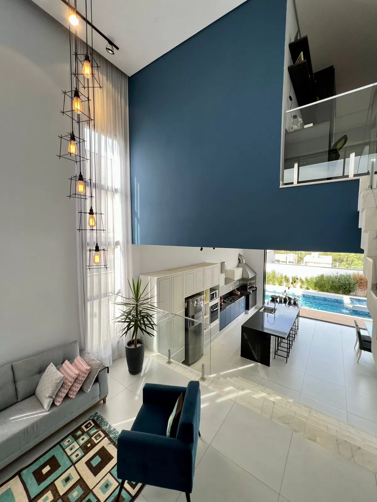 Sobrado à Venda com 3 suítes, sala de cinema e piscina, 225m² em Votorantim/SP no Condomínio Cyrela Landscape