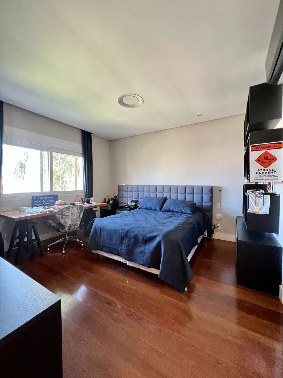 Mansão de Esquina com 4 suítes, escritório e piscina, 542m² entre Araçoiaba da Serra/SP e Sorocaba/SP no Condomínio Lago Azul